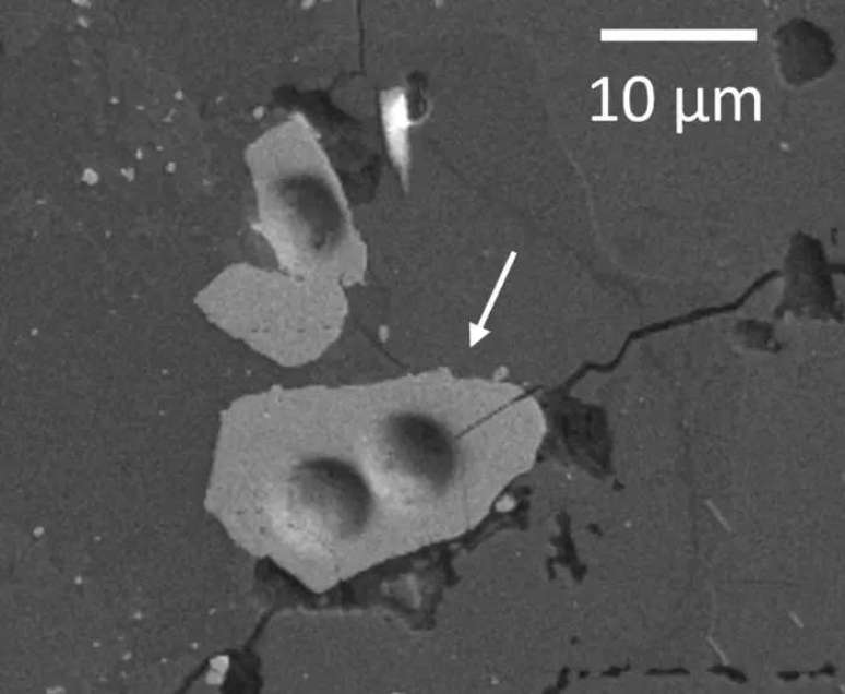 Grão de zircão lunar visto através do microscópio.