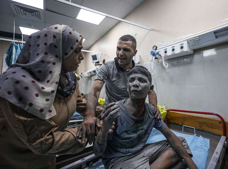  Uma criança ferida em ataques israelenses é levada ao Hospital Al-Aqsa enquanto os ataques aéreos israelenses continuam no 18º dia em Khan Yunis, Gaza