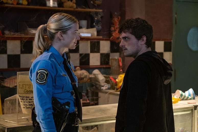 Elizabeth Lail e Josh Hutcherson em Five Nights at Freddy's (Imagem: Reprodução/Universal Pictures)