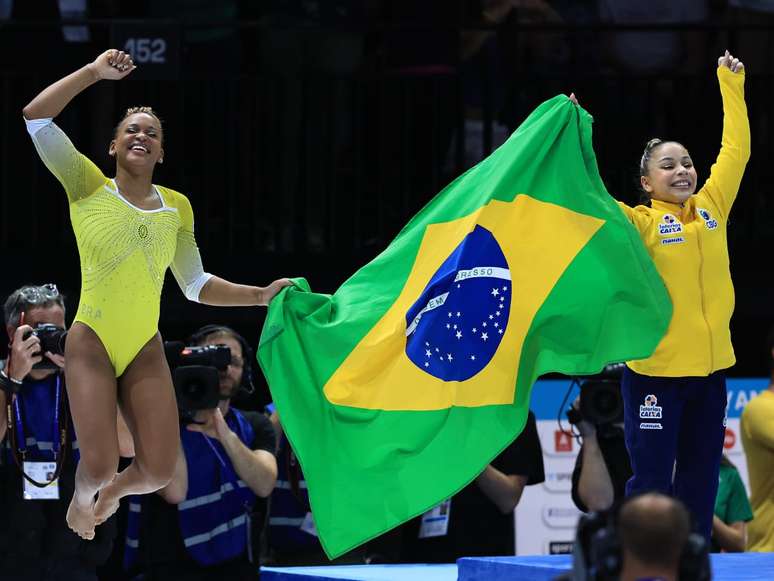 Rebeca Andrade e Flávia Saraiva subiram no pódio nas paralelas em Santiago 2023