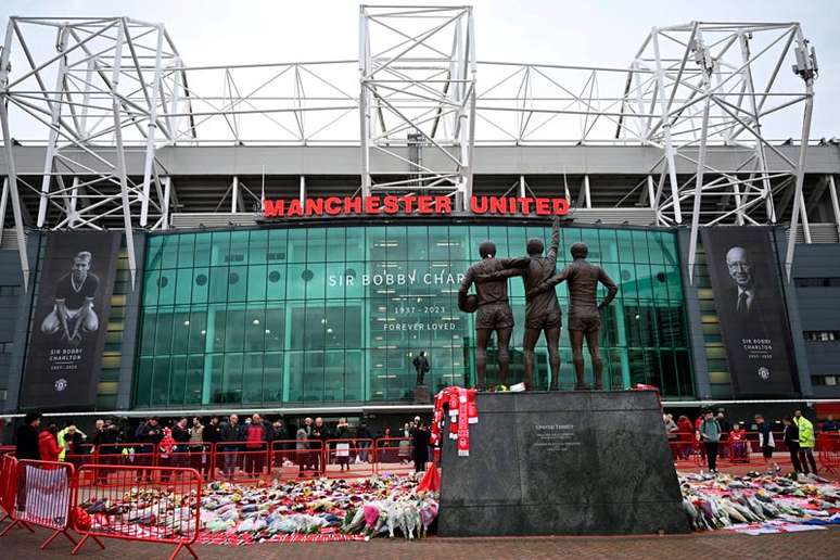 ‘Trindade United’ repleta de homenagens a Bobby Charlton, na parte externa do Old Trafford –