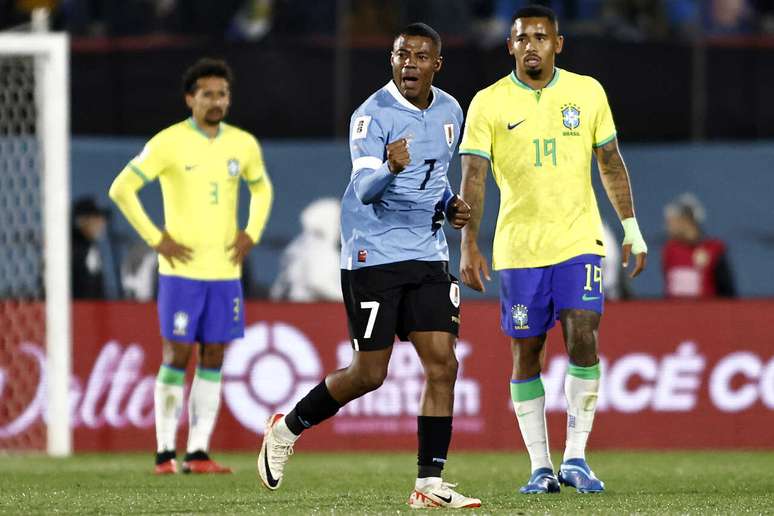 De La Cruz comemora gol do Uruguai sobre o Brasil nas Eliminatórias da Copa –