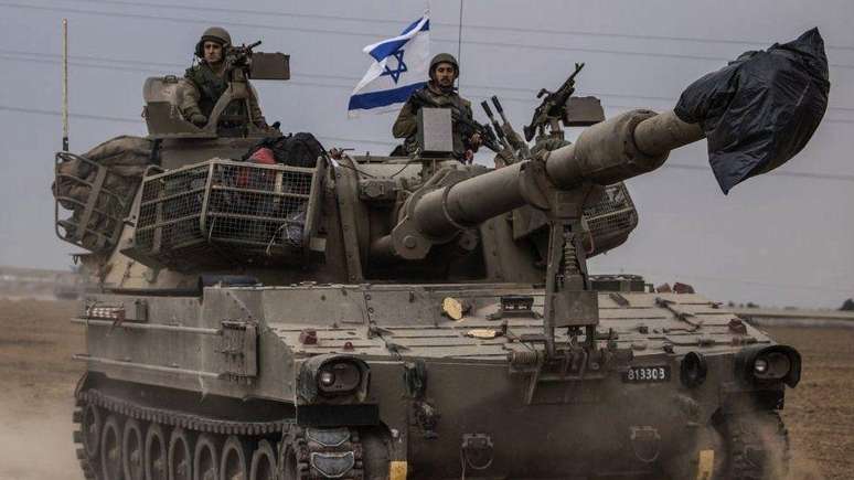 Tanques israelenses estão se aproximando da fronteira de Gaza em 9 de outubro, dois dias após o ataque do Hamas a Israel