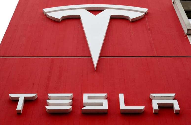 Logo da Tesla em Berna, na Suíça
28/10/2020 REUTERS/Arnd Wiegmann