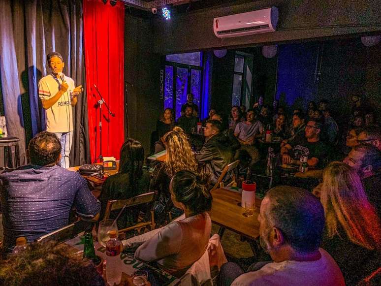 Morador do bairro da Pavuna, no Rio de Janeiro, o comediante Felipe Ferreira faz sucesso com piadas da comunidade, seus costumes e gírias