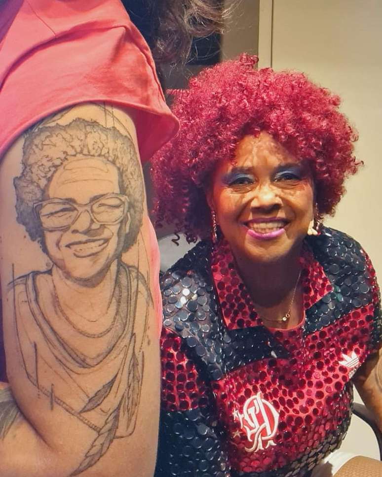 Sandrá de Sá tirou foto com a tatuagem do seu rosto no braço da esposa