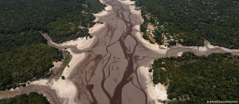 Rio Negro sem água: seca extrema nos rios amazônicos afeta comunidades que dependem deles para seu sustento