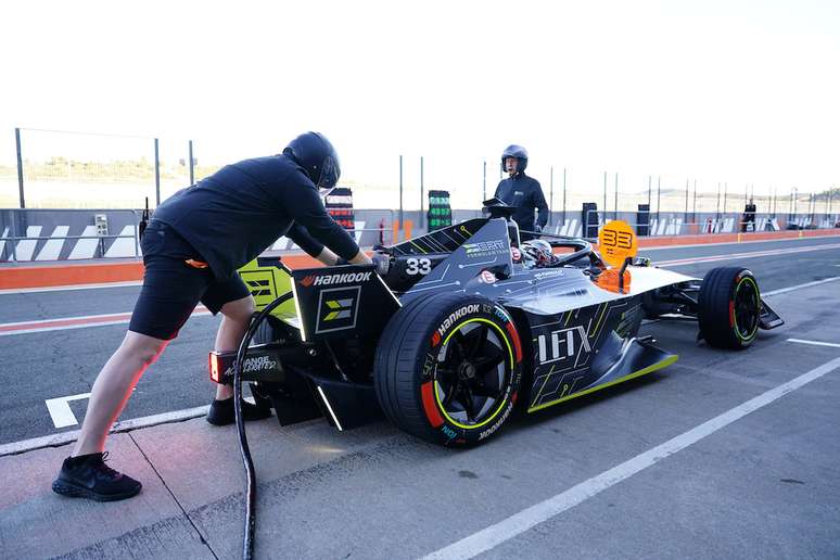 The New Zealander is the best in the opening Formula E test in Valencia