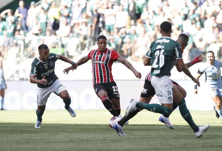 Palmeiras enfrenta o São Paulo buscando sequência de vitórias no Brasileirão. 