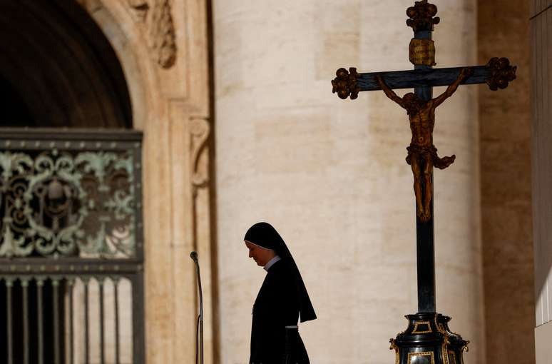 Freira participa da audiência geral semanal na Praça de São Pedro, no Vaticano