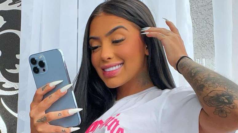 MC Mirella is shocked by the size of her belly after 7 months of pregnancy