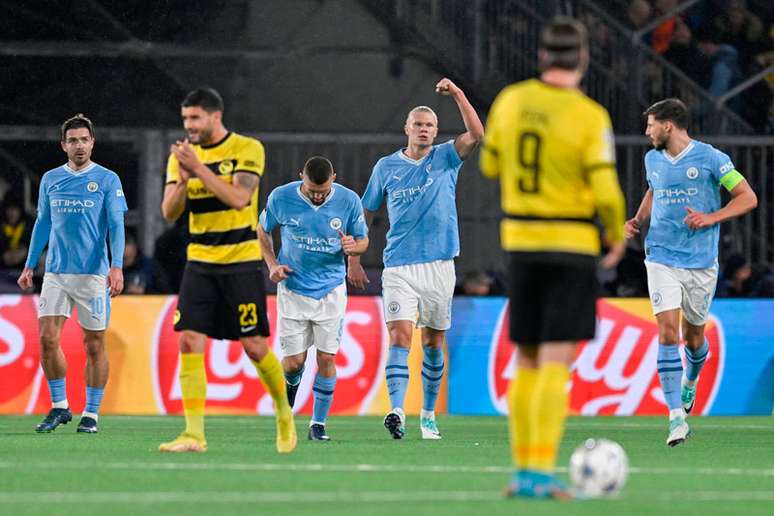 Erling Haaland comemora o primeiro gol marcado na vitória do City por 3 a 1 sobre o Young Boys –