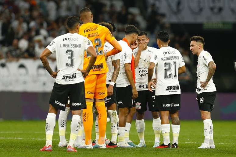 Gustavo Mosquito (à direita da foto) deve ser desfalque do técnico Mano Menezes devido a uma lesão muscular na panturrilha direita (Photo by Ricardo Moreira/Getty Images)