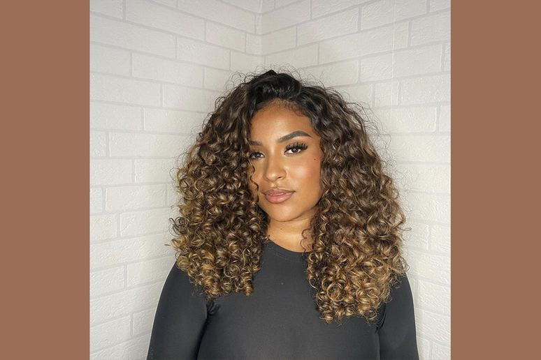 Cabelo com mechas mais discretas é uma boa opção para quem não quer uma mudança radical 