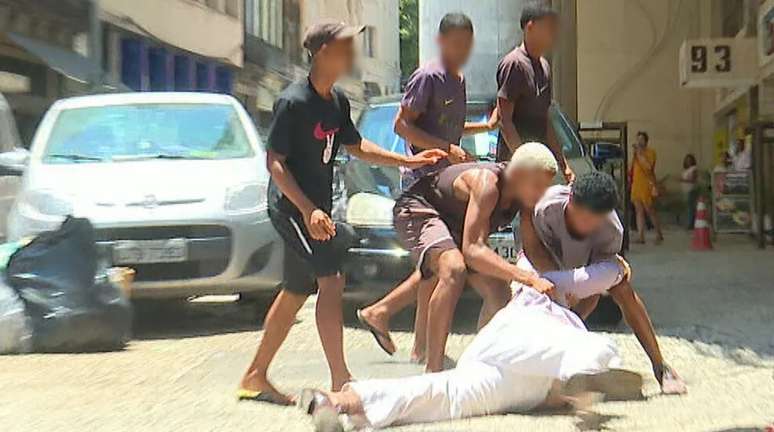Idoso é jogado no chão e assaltado por grupo de criminosos no Rio