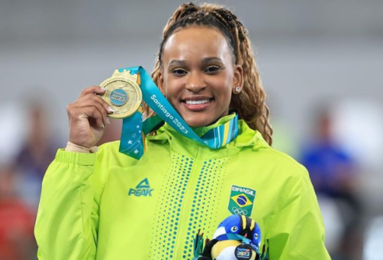 Rebeca Andrade comemora conquista de medalha de ouro na prova de salto nos Jogos Pan-Americanos