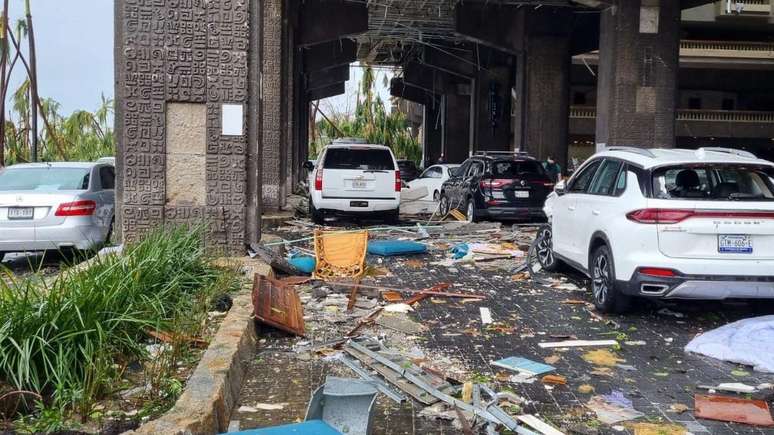 Hall compartilhou alguns dos danos que Otis deixou no hotel onde estava hospedado