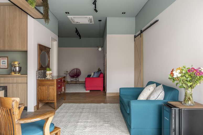 Ideas for using antique furniture in a contemporary decor