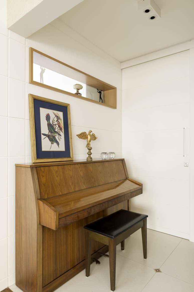In the corner of this apartment designed by architect Carina Dal Fabbro, the protagonist is undoubtedly the inhabitant's piano.  The furnishings also included decorative elements to complete the environment.