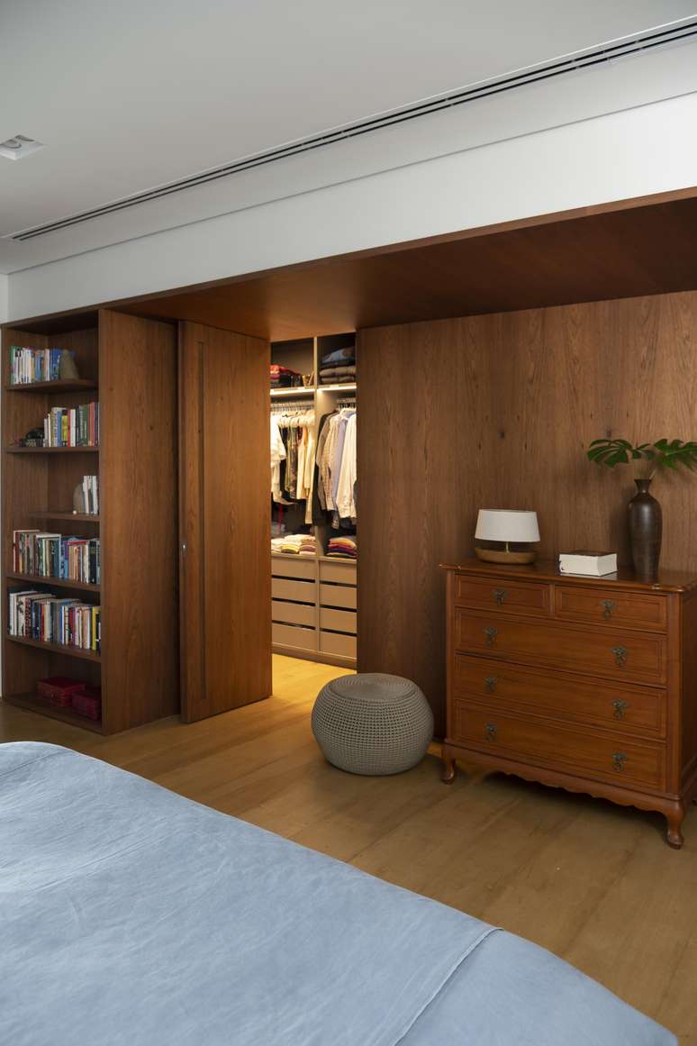 In this bedroom, architect Patricia Miranda, contemporary carpentry, designed the bookcase and wardrobe.  On the contrary, the chest of drawers with colonial handle brings a romantic touch to the decor.