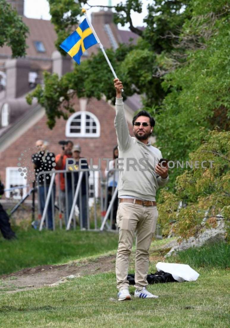 O manifestante Salwan Momika agita bandeira sueca em frente à embaixada do Iraque, em Estocolmo, Suécia
20/07/2023
TT News Agency/Caisa Rasmussen via REUTERS      