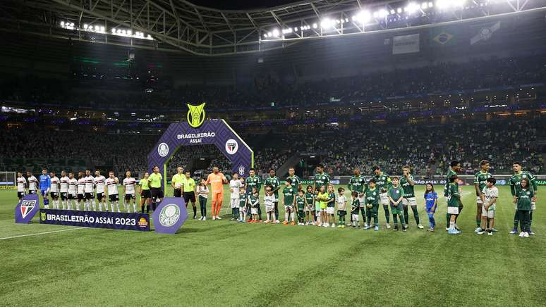 Jogadores do Palmeiras discutem em campo na goleada contra o São Paulo. 