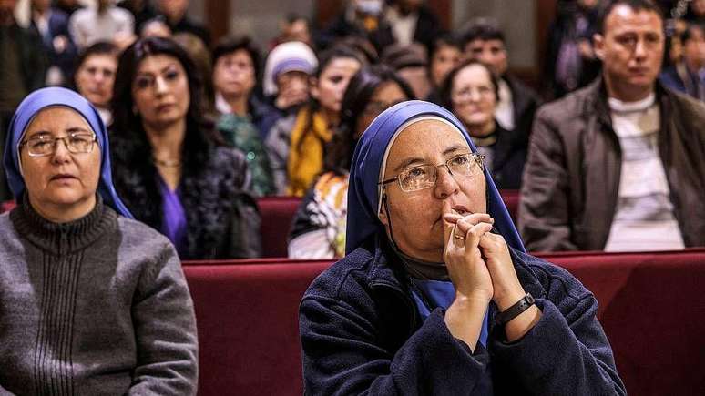 As irmãs María del Pilar (à esquerda) e María del Perpetuo Socorro em um serviço religioso na Igreja Católica em dezembro de 2022