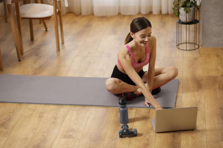 Estudo aponta a importância dos vídeos de treino para quem se exercita em casa