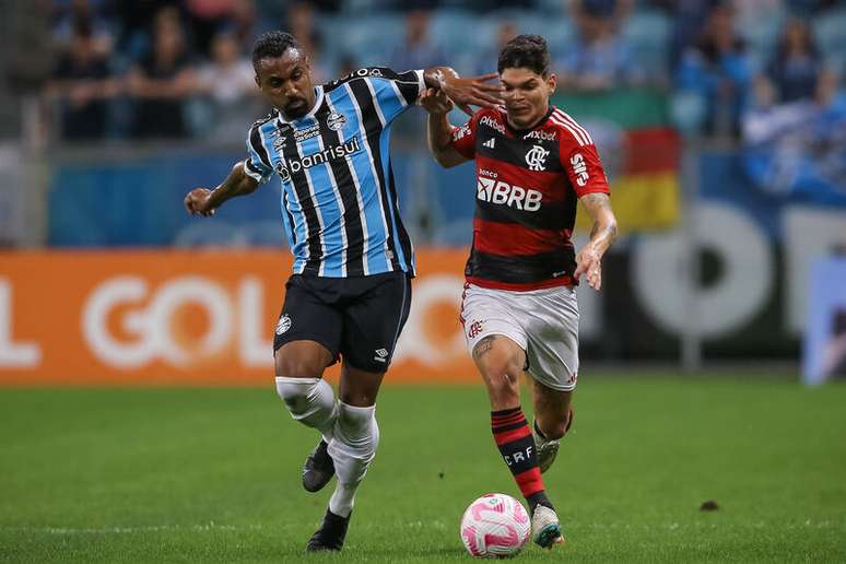 Flamwngo entregou o ouro no  fim e perdeu para o Grêmio em Porto Alegre –