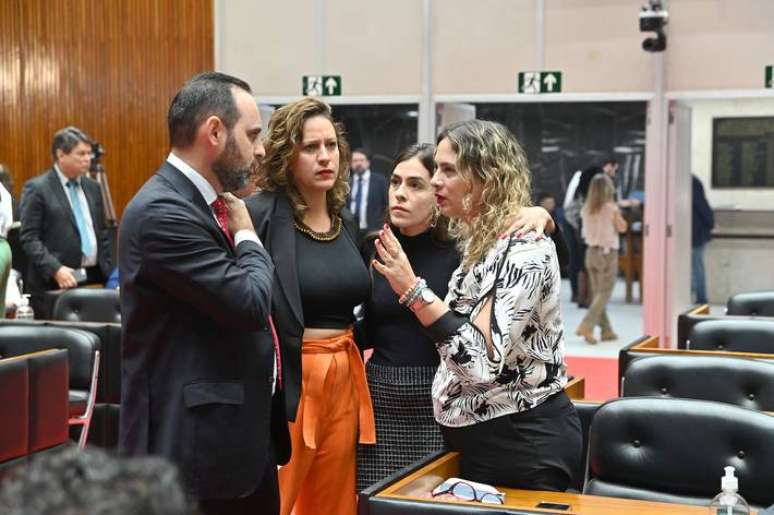 Deputadas de Minas Gerais conversam com l&iacute;der de bloco na ALMG sobre amea&ccedil;as sofridas