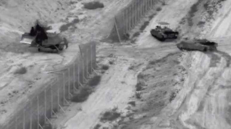 Imagem de vídeo publicado por militares israelenses mostrando tanques rompendo cerca em Gaza durante o ataque