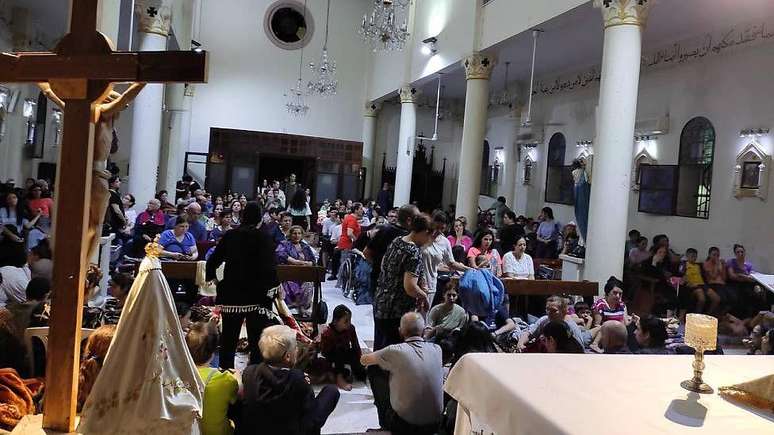 Centenas de pessoas se refugiaram na Igreja da Sagrada Família em Gaza