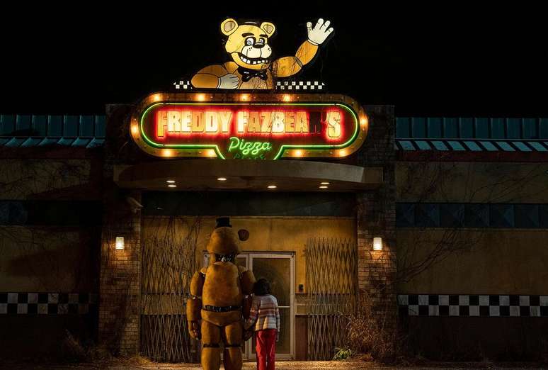 A entrada de Freddy Fazbear's Pizza em Five Nights at Freddy's já mostra que ele deveria pedir um aumento (Imagem: Reprodução/Universal Pictures)