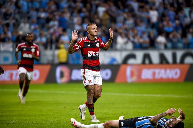 Everton Cebolinha marca um gola&ccedil;o, mas n&atilde;o impede derrota do Flamengo &ndash;