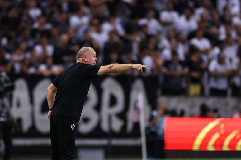 Corinthians segura Grêmio e respira na luta contra rebaixamento