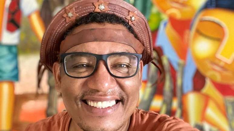 A former petrol station attendant, a painter from Bahia exhibits works on the population of the North-East at the Louvre in Paris