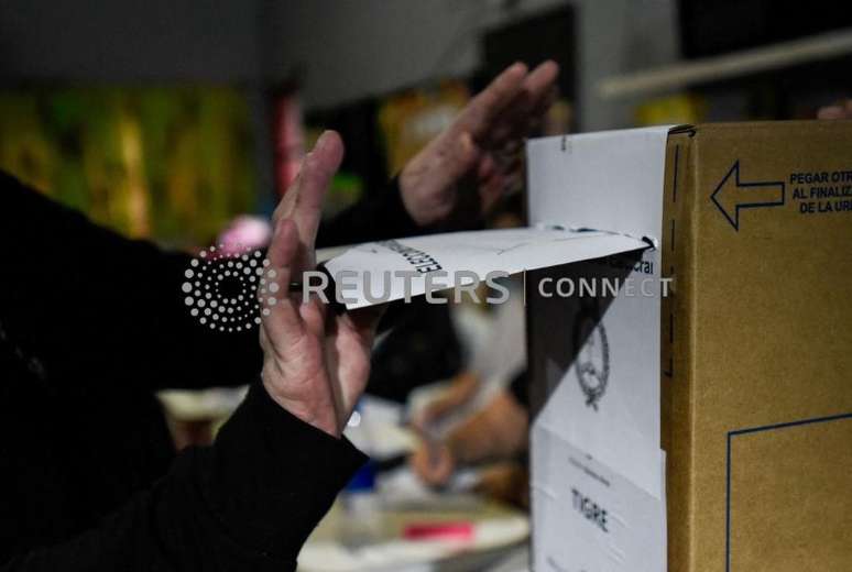 Eleitor vota em seção eleitoral em Tigre, nos arredores de Buenos Aires, Argentina
22/10/2023
REUTERS/Mariana Nedelcu