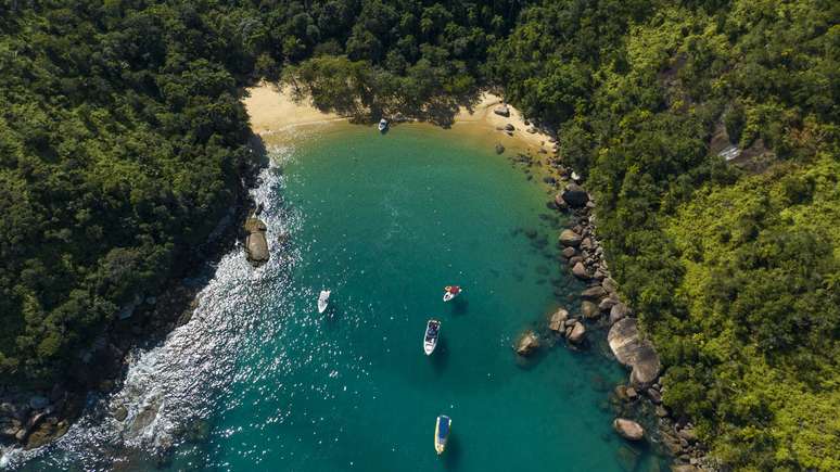 A trilha de acesso &agrave; Praia do Sul exige acompanhamento de um guia credenciado