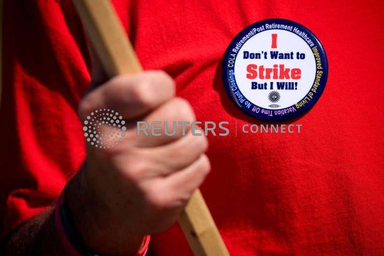 Membro do sindicato United Auto Workers (UAW) porta broche enquanto faz piquete em frente à fábrica de caminhões da Ford em Kentucky, EUA
12/10/2023
REUTERS/Luke Sharrett