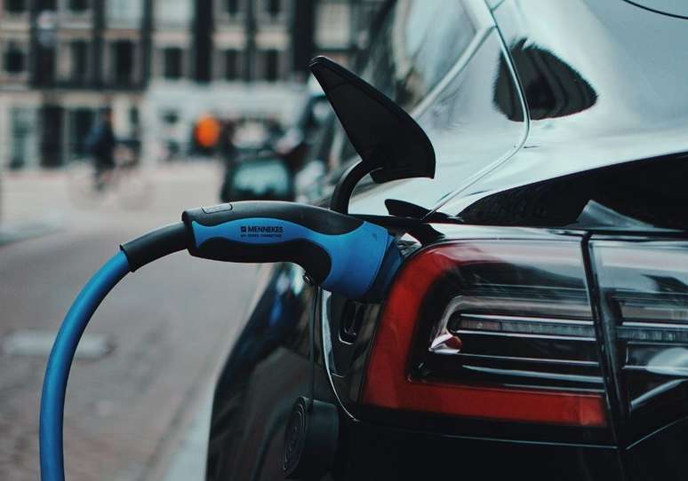 Mão de obra carro elétrico