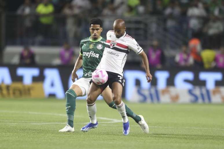 Lucas Moura saiu ainda no primeiro tempo do clássico no Allianz Parque entre Palmeiras e São Paulo