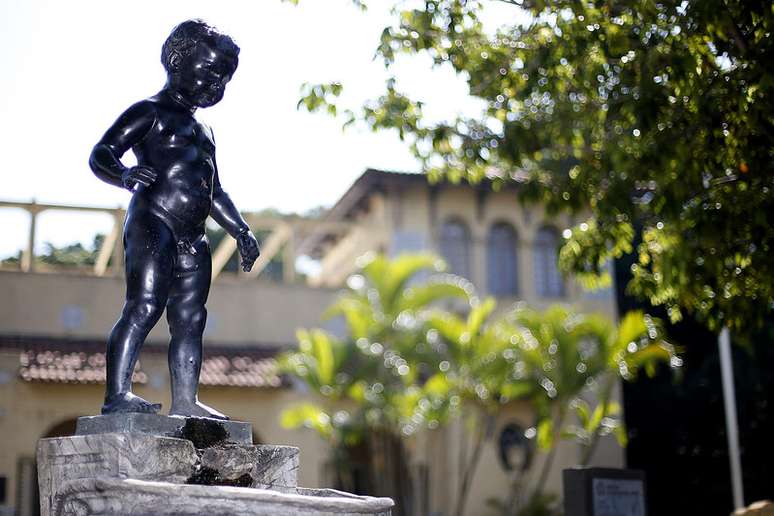 Est&aacute;tua em frente &agrave; sede social do Botafogo &ndash;