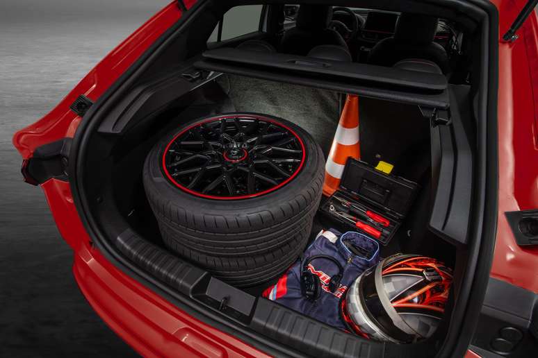 Fiat Fastback Abarth: enorme porta-malas com 516 litros de capacidade