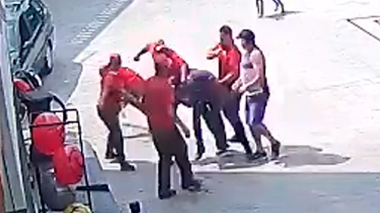Frentistas reagem a assalto e espancam homem em posto de combustíveis em SP