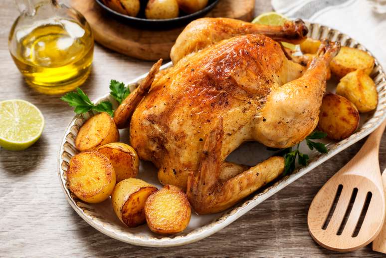 Médica esclarece se excesso de hormônios em frango é verdade ou mito