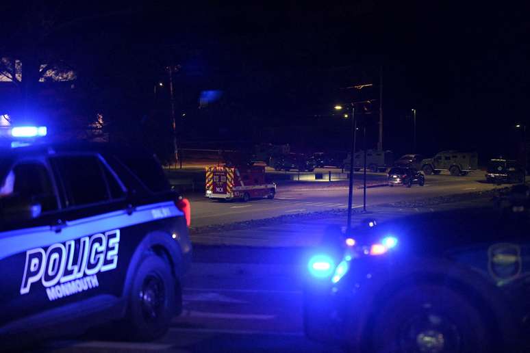 Policiais fecham a estrada enquanto patrulham a rua durante a inspeção após vários tiroteios de um homem armado no Maine, Estados Unidos
