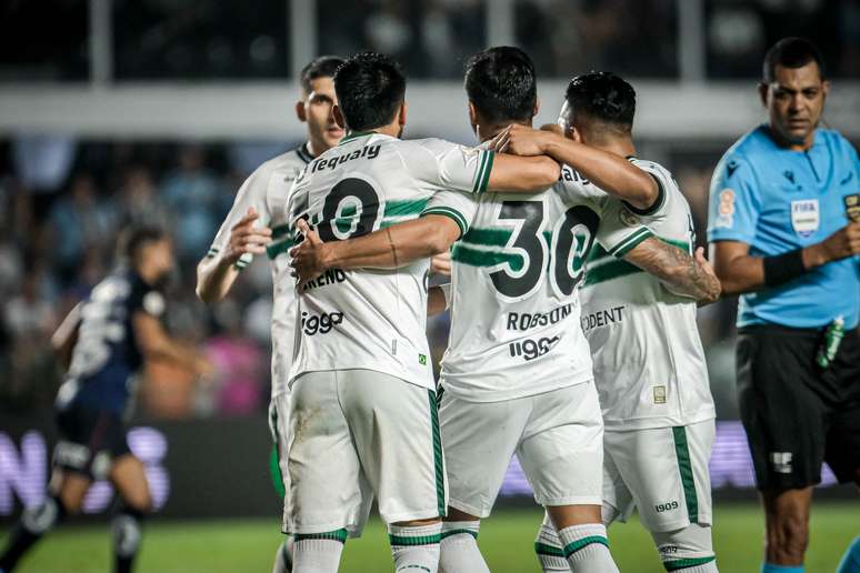 Coritiba comemora gol de pênalti -