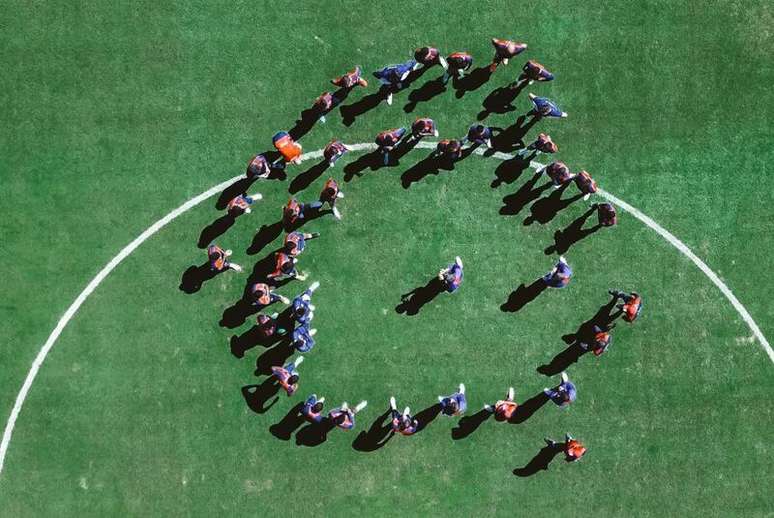 Vista aérea dos jogadores do Fortaleza  com o treinador Vojvoda ao centro – 