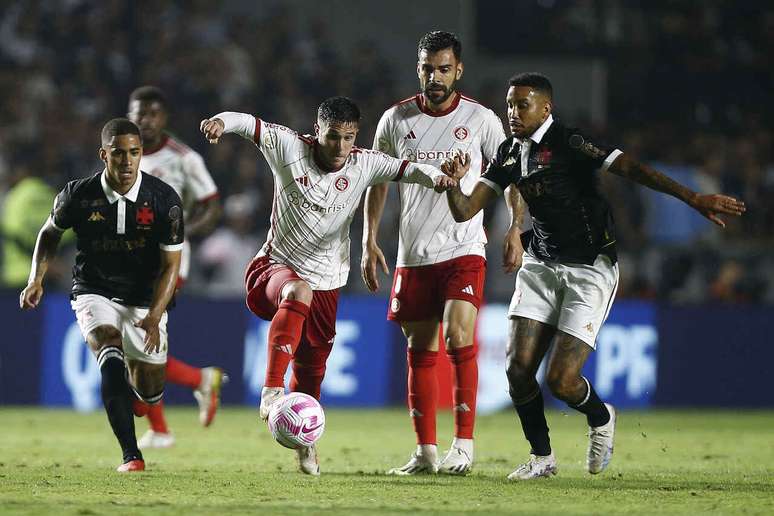 Vasco é dominado pelo Internacional e perde em São Januário, pelo Campeonato Brasileiro –