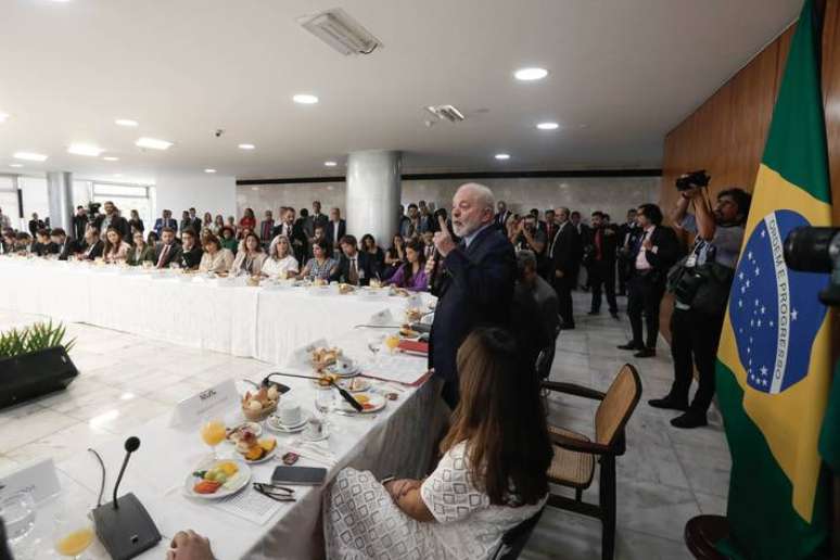 Em café da manhã com jornalistas, Lula afirmou querer tirar do papel acordo entre os dois blocos